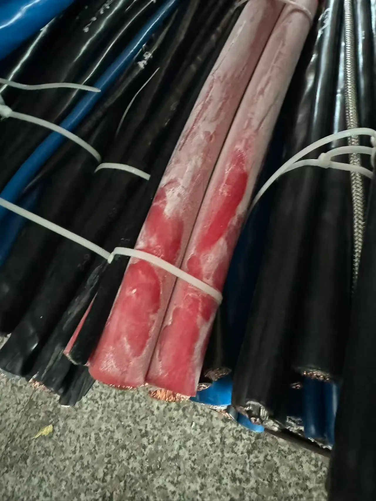 Silicone insulation flame-retardant power cable showing cross-section and conductor structure.
