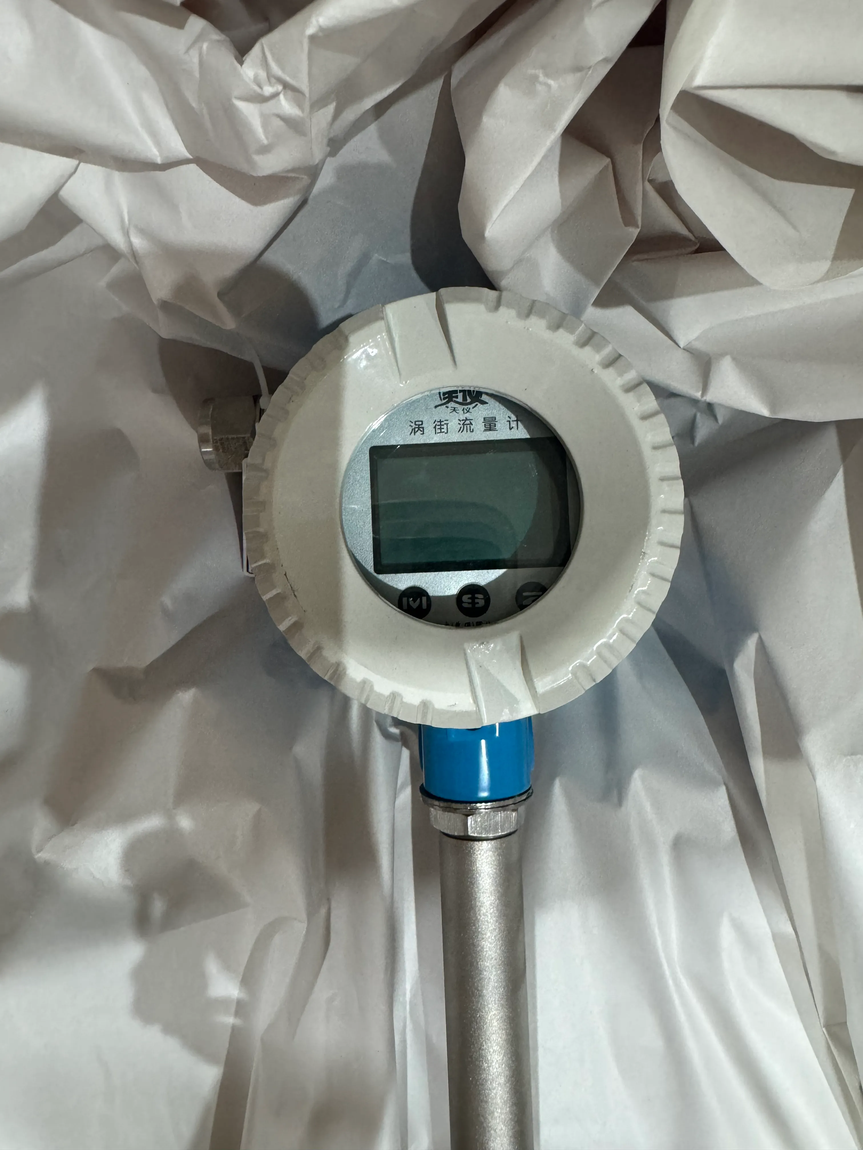 TK5100 series liquid turbine flowmeter showing display and signal output configuration.
