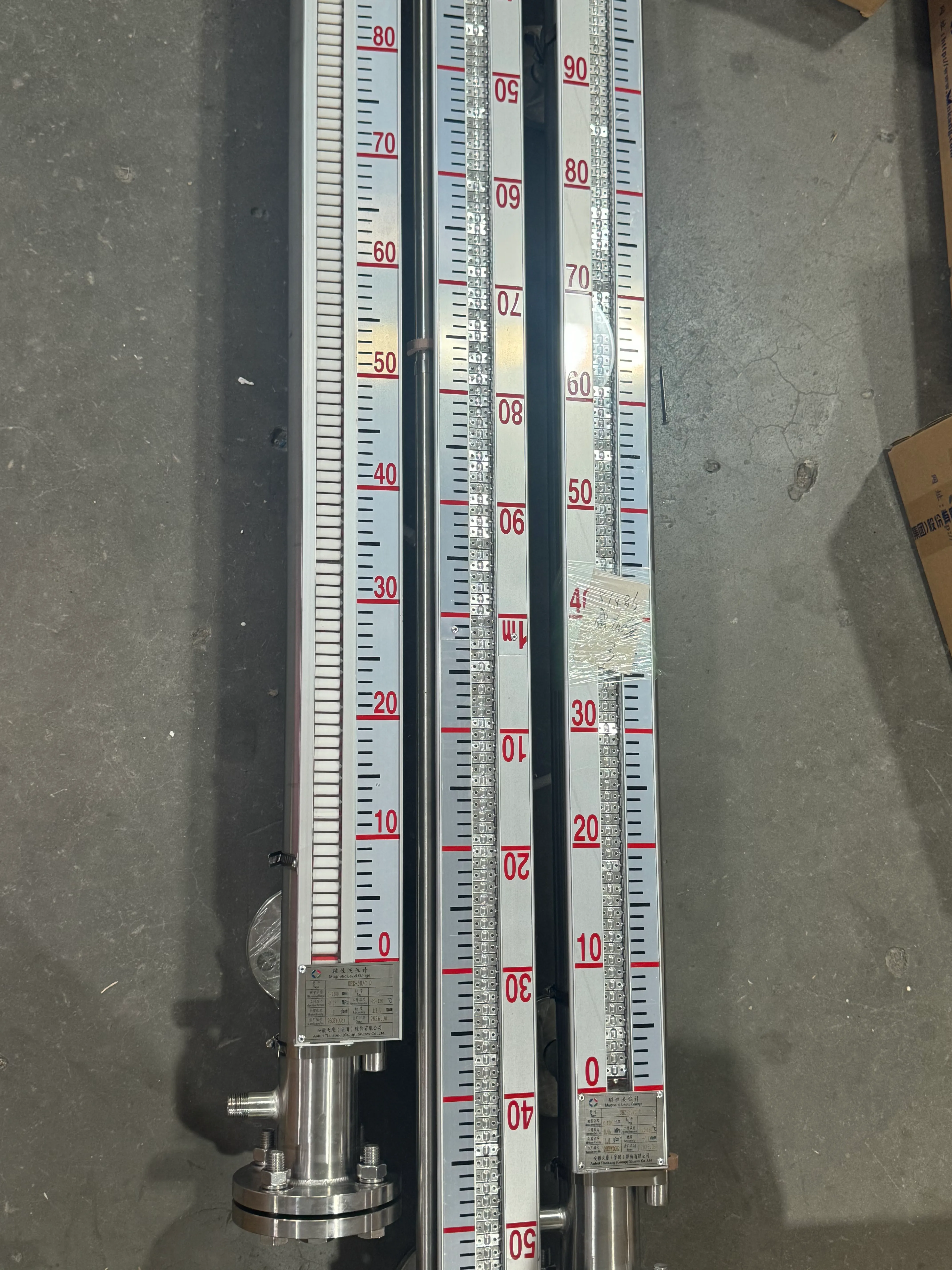 UHZ-50 series magnetic liquid level gauge showing float and indicator assembly.