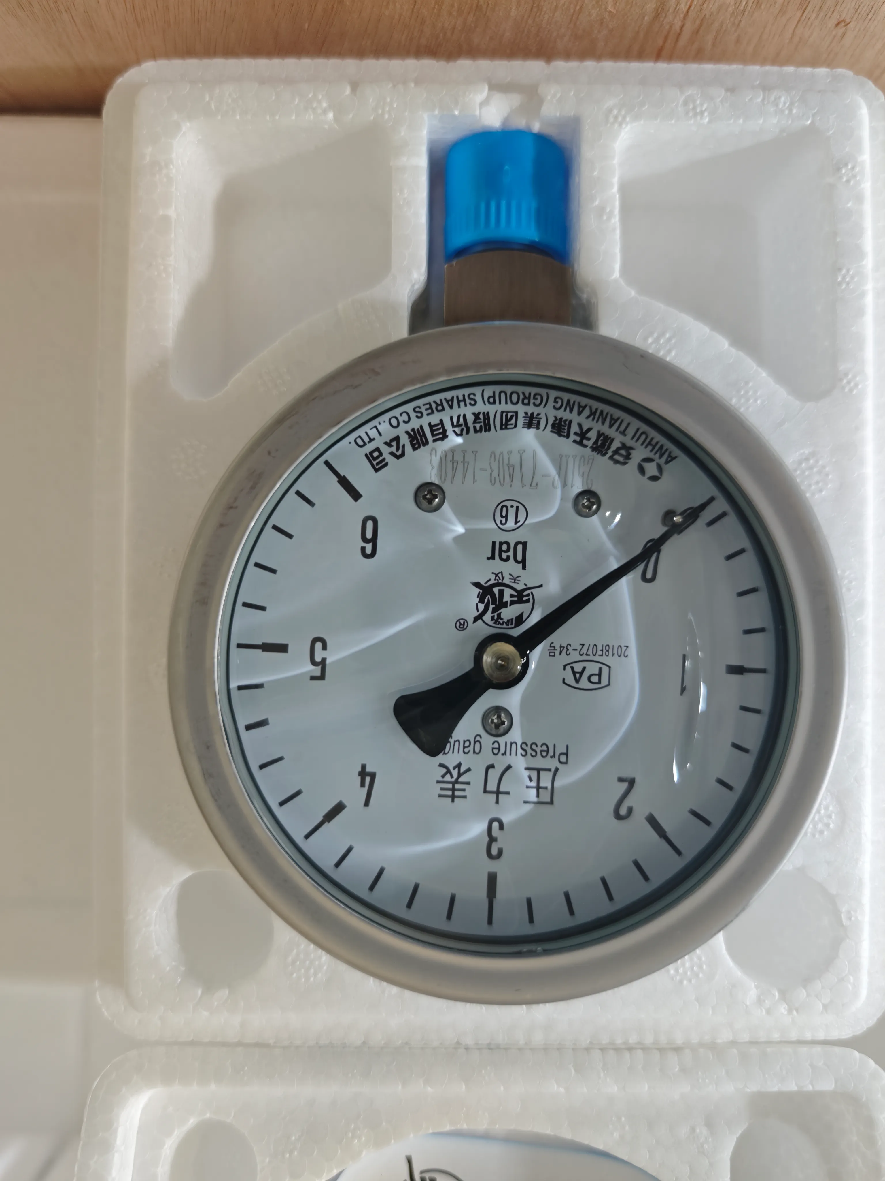 Y Series General Pressure Gauge showing dial face and Bourdon tube construction details.