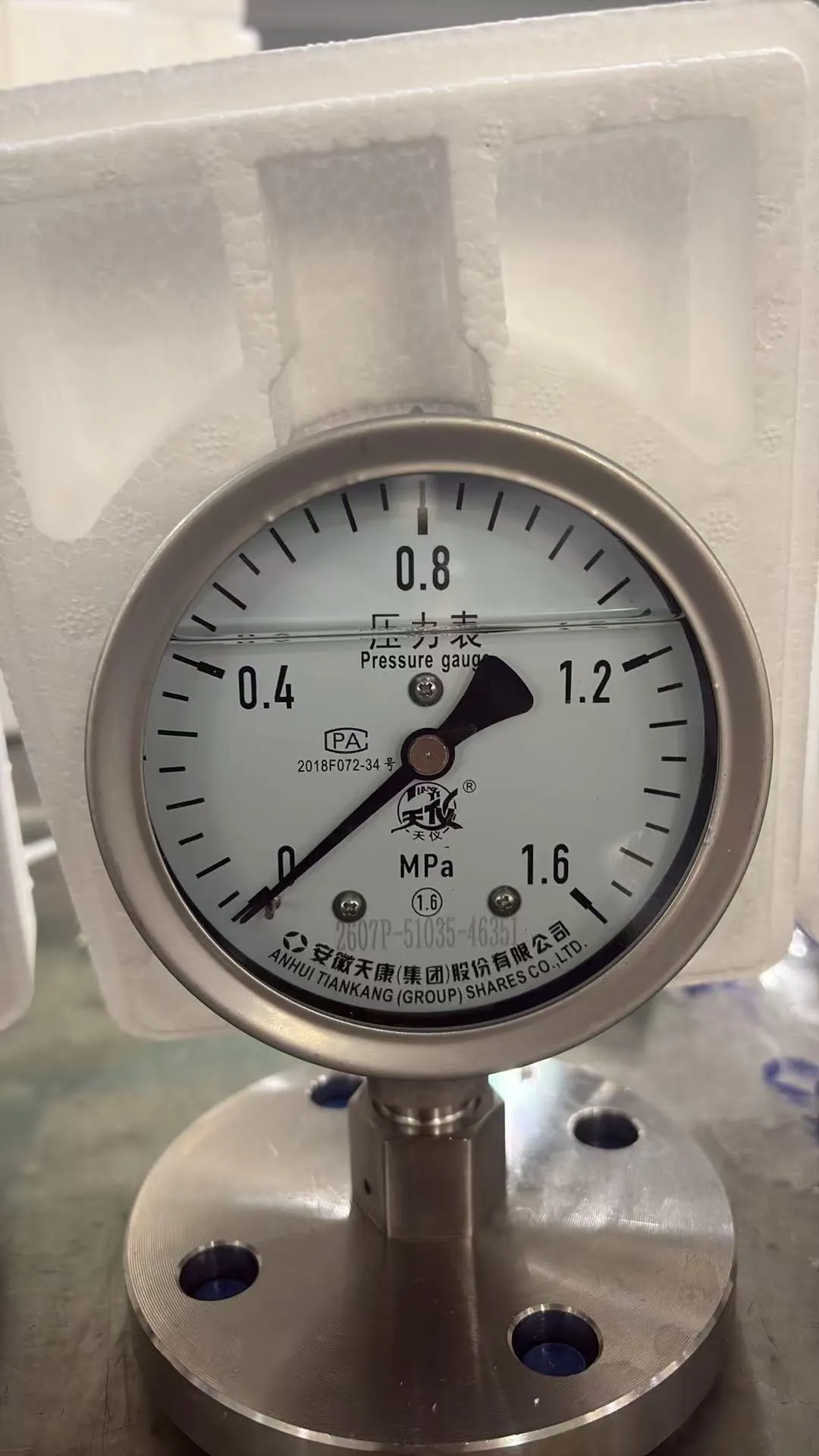 YBN Series vibration-resistant stainless steel pressure gauge showing liquid-filled case and damping construction details.